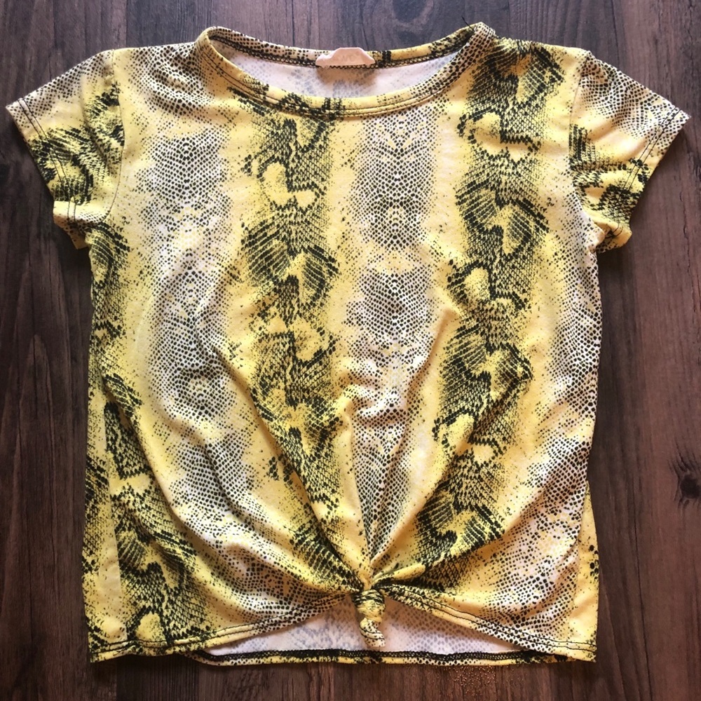 Snake print 🐍 Yellow shirt